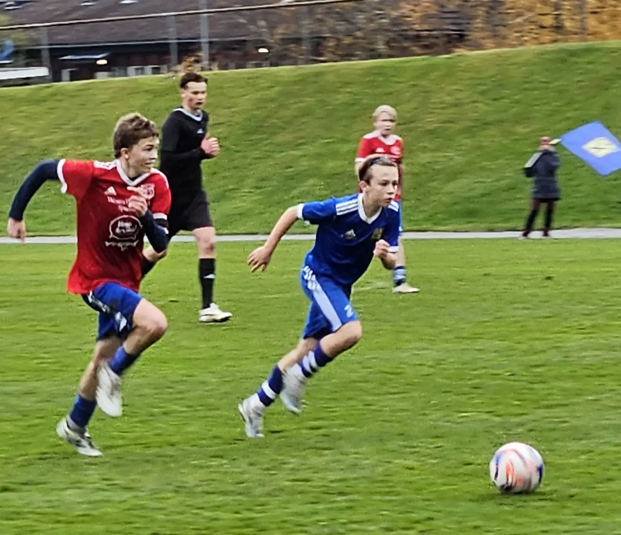 Vidar Danielsson rycker ifrån Karlskoga-försvaret.