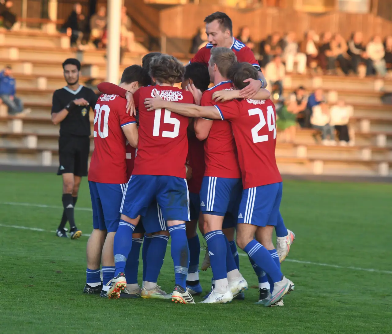 Jublet visste inga gränser när Arvikas Jefferson Parra Parra avgjorde på stopptid mot IFK Sunne!