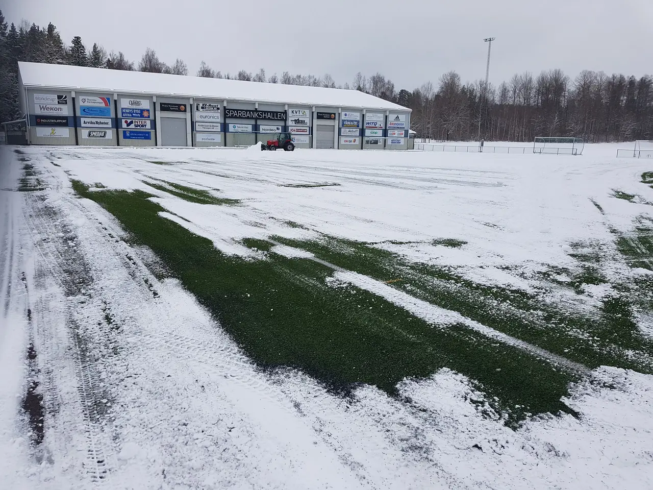Vaktmästarna jobbar för fullt med att rädda klassfotbollen.