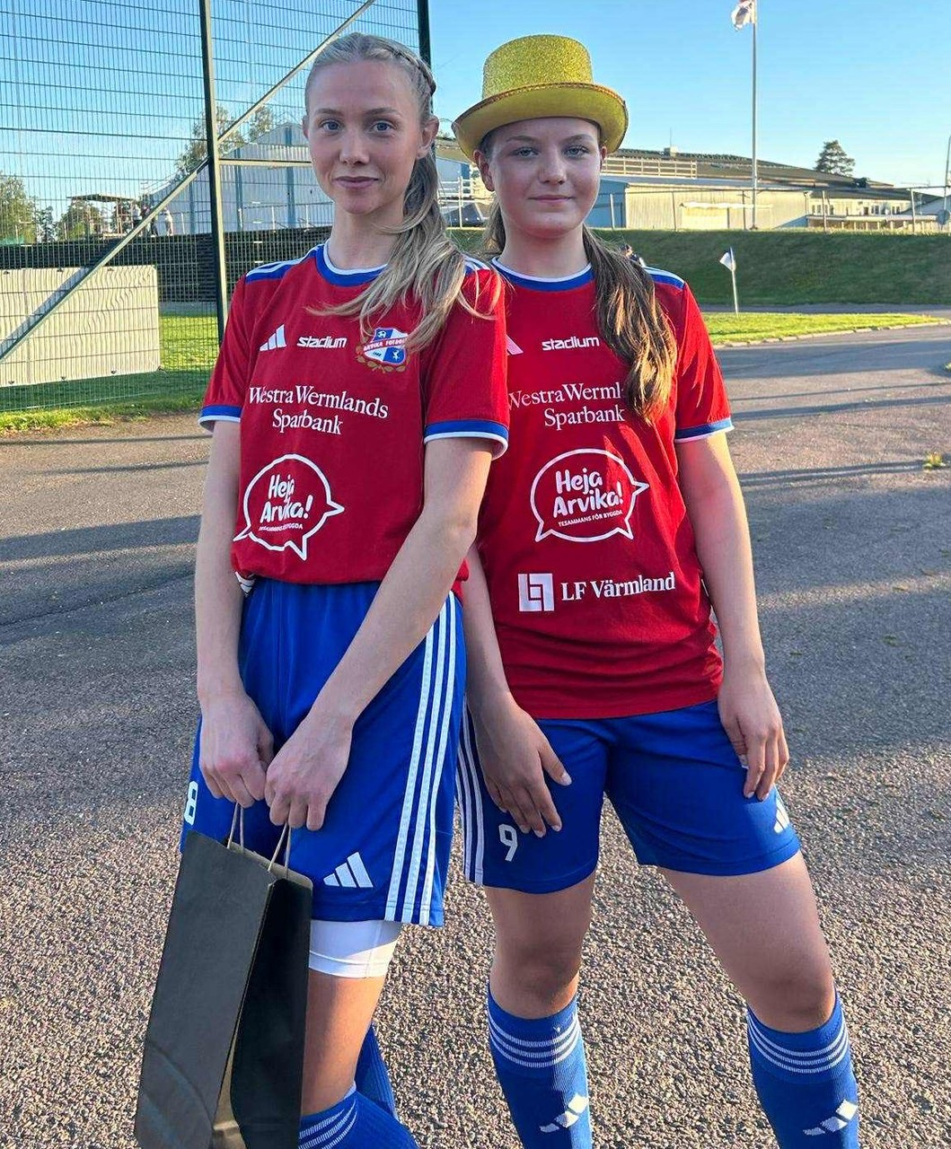 Julia Andersson (t.v) prisades som Arvikas bäste spelare, Fanny Börjesson gjorde hemmalagets första mål i segermatchen mot Töcksfors.