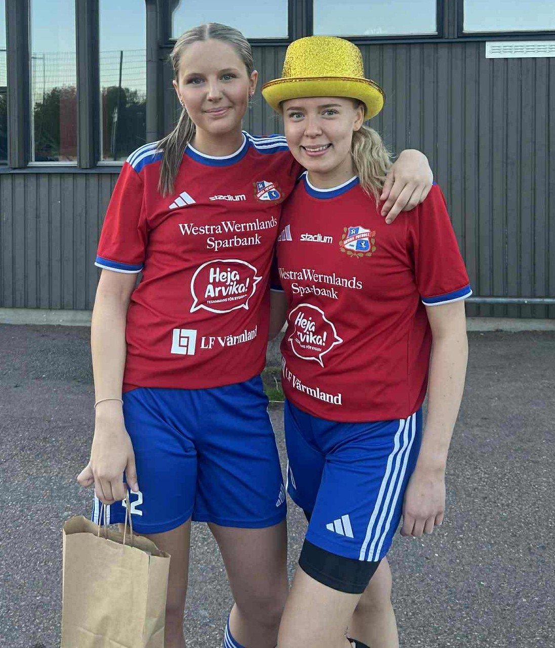 Matchens lirare i Arvika, Klara Andersson, tv. samt Mira Pärlesson, som förärades lagkompisarnas uppskattning i form av guldhatten