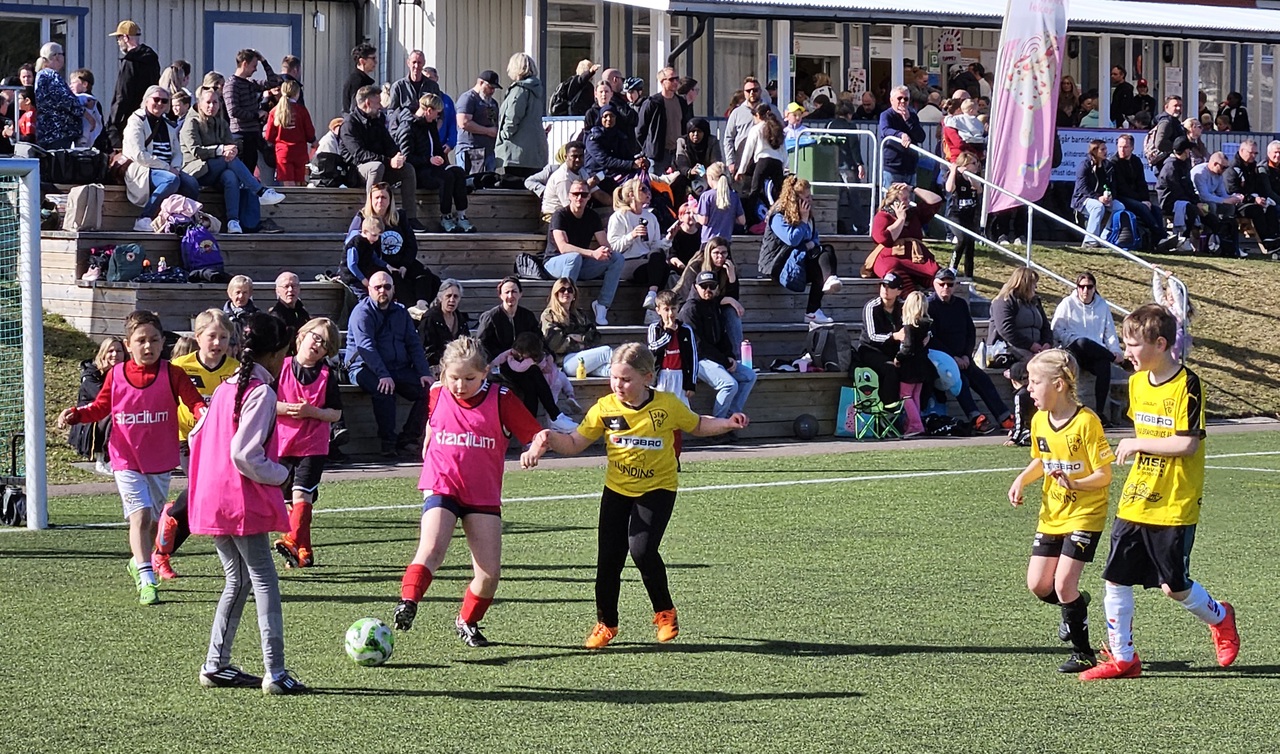 Publikfest och fotbollsgodis på Vik!