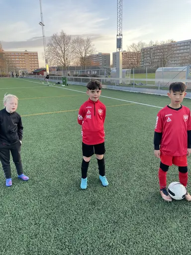 T v: Caspian Nerbring som målvakt. Mitten: Caspian och Mustafa Erdem T.h: Mustafa i mitten mellan lagkamraterna Alfred och Lucas