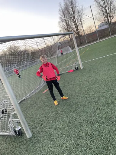 T v: Caspian Nerbring som målvakt. Mitten: Caspian och Mustafa Erdem T.h: Mustafa i mitten mellan lagkamraterna Alfred och Lucas