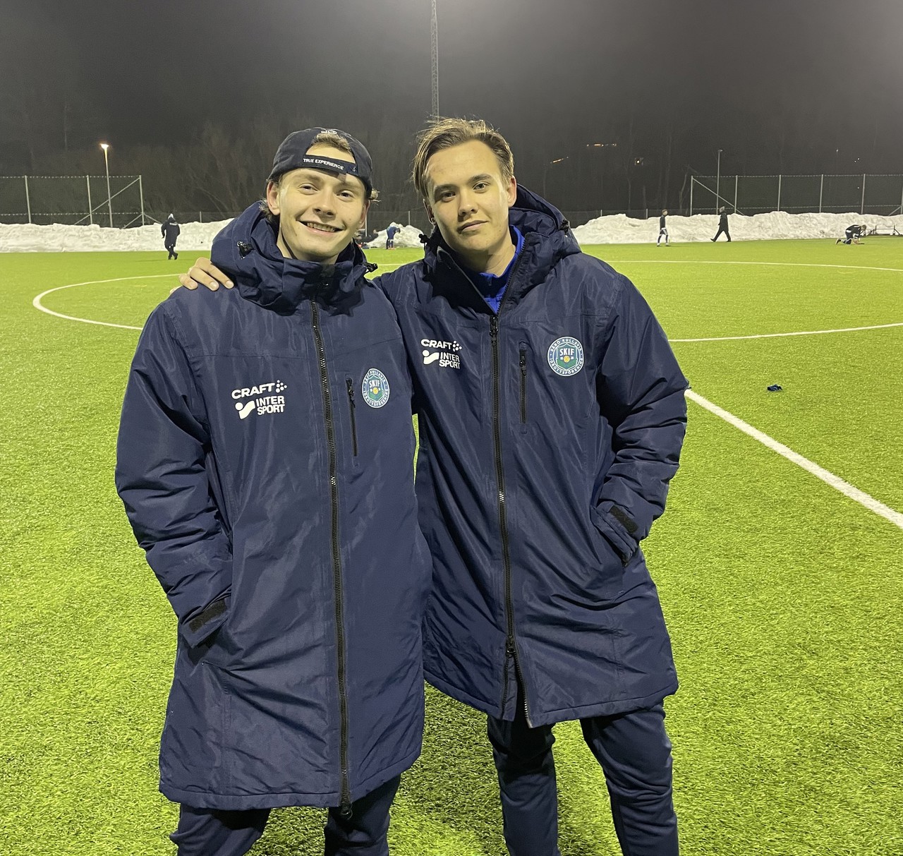 Olle Jonasson till höger - lojal kämpe i SKIF från Fotbollsskola till Herrlag - gjorde seniordebut