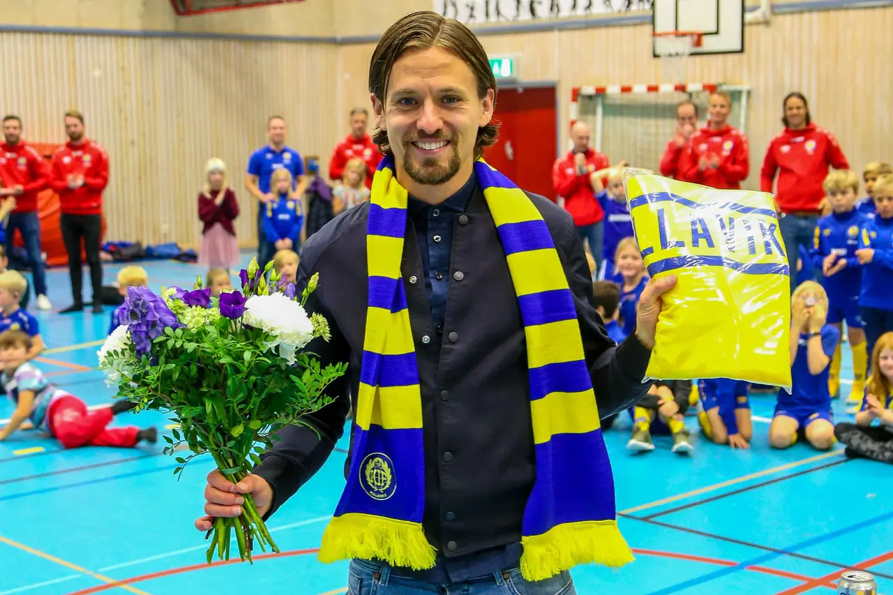 Lasse Vibe får med sig badlakan och Halsduk i Kullaviks vackra färger. (bild Martin Montonen)