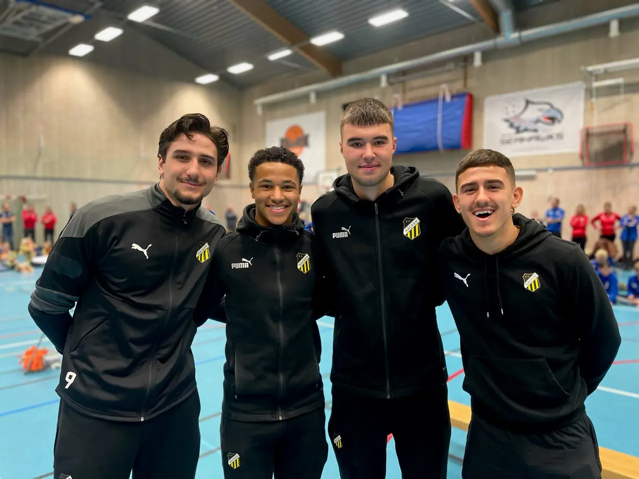 När man tittar på bilden: Filip, Momo, Sebastian, Semir