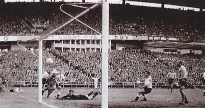 under Fotbolls-VM 58 så var hejaklackar en stor fråga. Ansågs osportsligt. Numera är det tillåtet, tveka inte att heja på ert Kullavik!