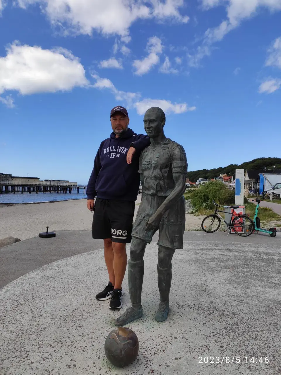 Det finns tydligen flera fotbollsstatyer i Skåne. Mathias Ahnstedt hittade Henke Larsson
