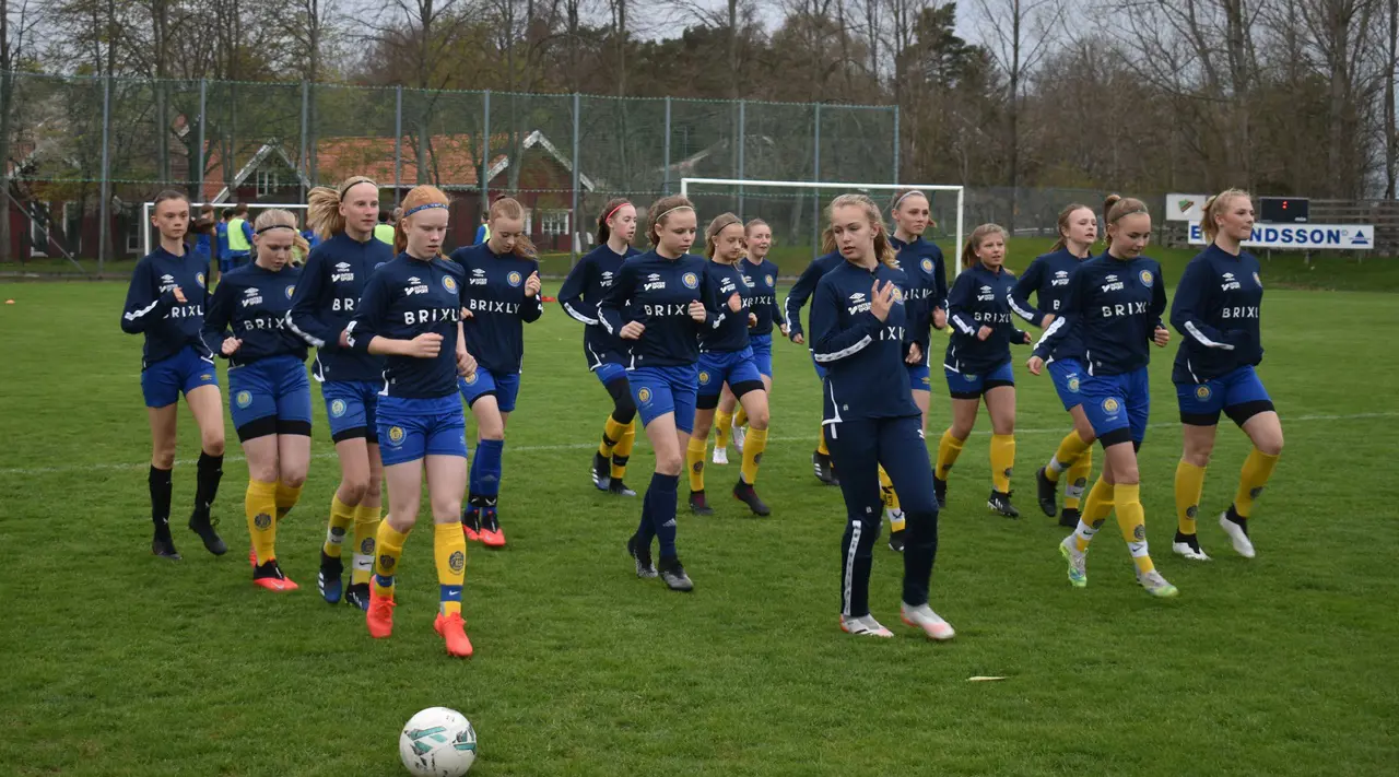 Många tjejer på den här bilden har tränat mycket genom åren, bl.a. akademiträningar och med killar!