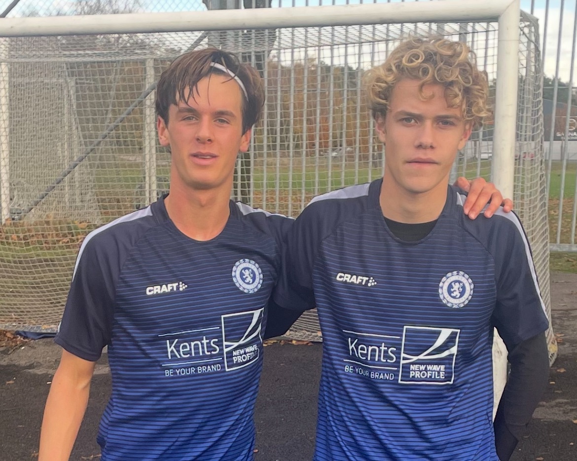 Motvilligt med på bild: Alexander Bourdieu och Tim Rundeus på läger i Halmstad