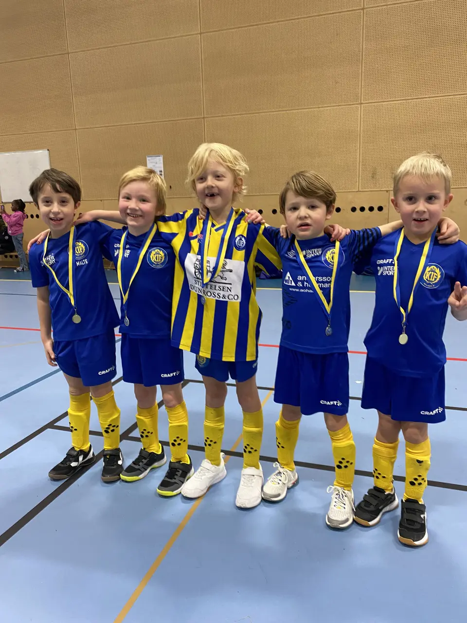 Glada pojkar födda 2015, nöjda med sin första Futsal-cup