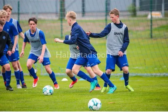 Alexander, grå väst, rödaktiga skor, på väg mot bollen.