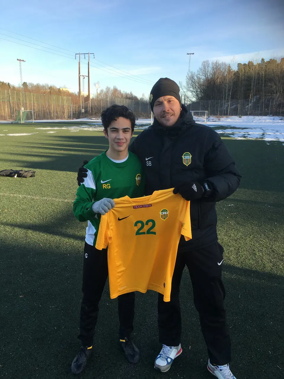 Robin Gustafsson med A-lagstränaren Sebastian Björk