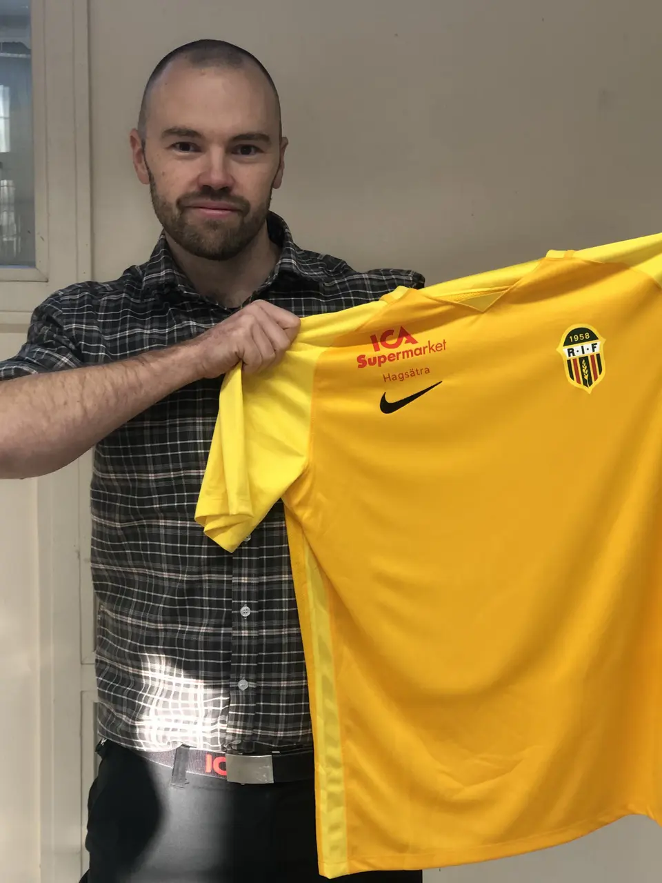 Butiksansvarig Ica Hagsätra: Lars Värn med matchtröja.