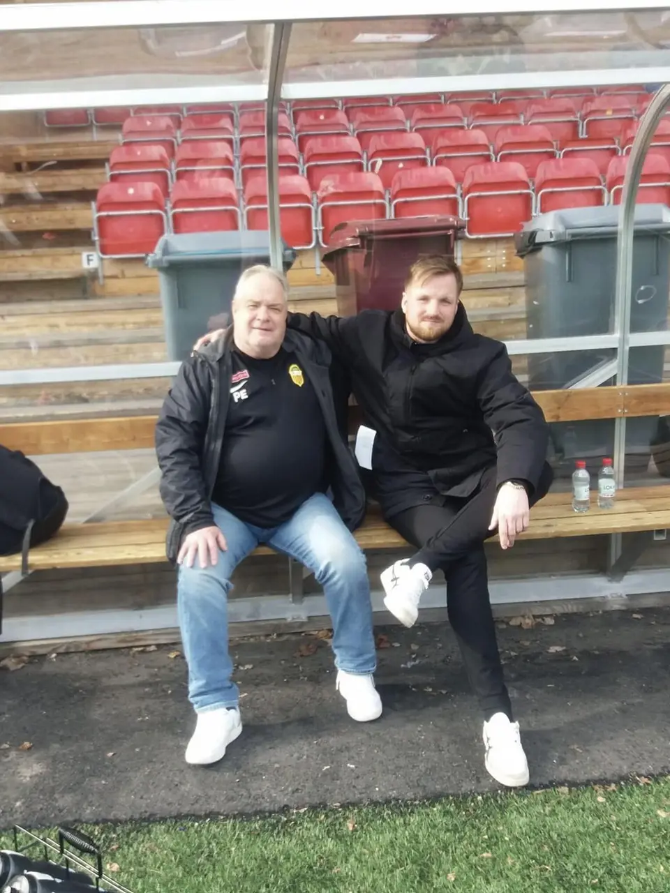 Lagledare Peppe och huvudtränare Robert efter segern
