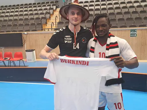 Laget från Burkina Faso besökte herrlagets torsdagsträning. Lagkaptenerna bytte gåvor med varandra