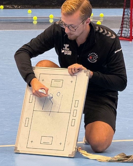 Huvudtränare Jonathan Eriksson under en träningsgenomgång – med fokus på detaljerna som ska ta Västerås IBF anpassningen till allsvensk nivå.