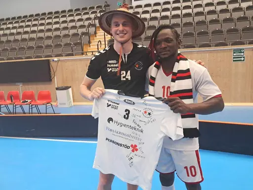 Laget från Burkina Faso besökte herrlagets torsdagsträning. Lagkaptenerna bytte gåvor med varandra