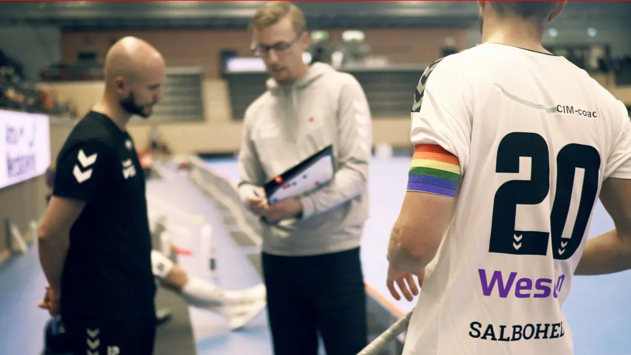 Jonathan Eriksson med taktiktavlan tillsammans med Jonathan Lundkvist och Jacob Phalm.