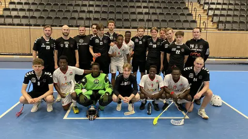 Laget från Burkina Faso besökte herrlagets torsdagsträning. Lagkaptenerna bytte gåvor med varandra