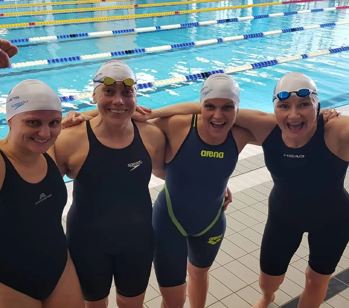 Karin, Marika, Brandi och Birgitta efter att de tagit silver på 4*50 medley