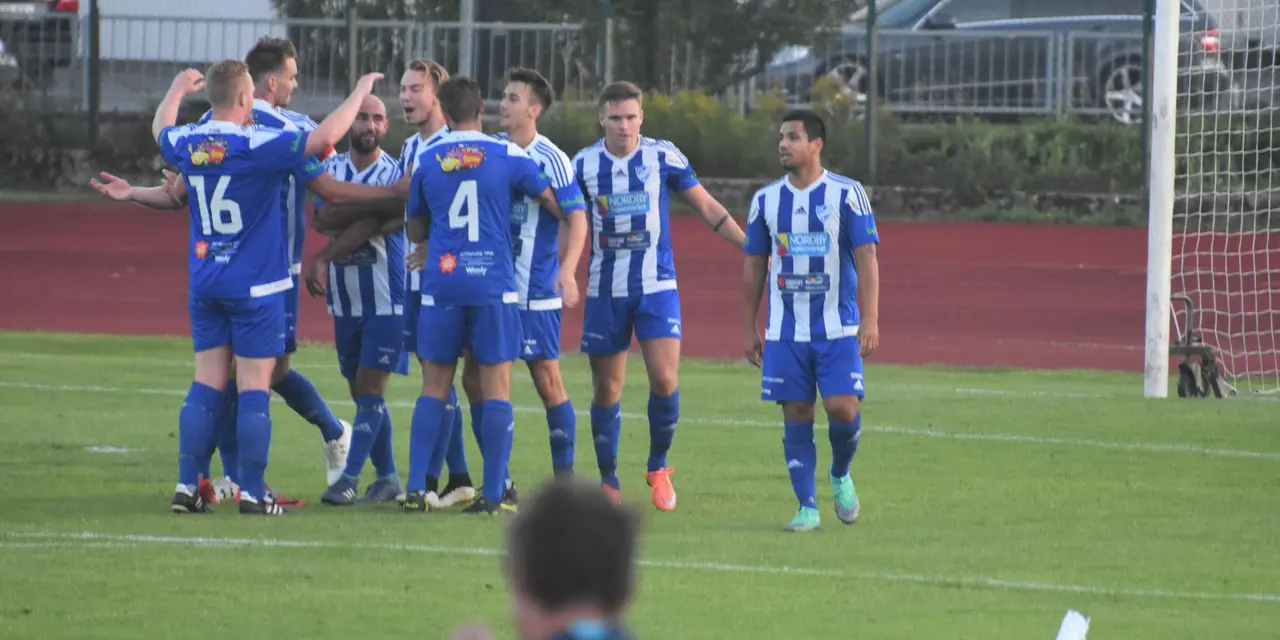 Kamraterna firar Joshuas 3-1 mål. Foto: Pontus Johansson