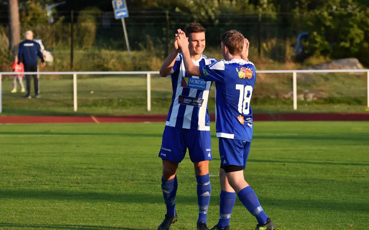 David och David firar efter 4-0 målet. Foto: Thomas Bennelind, Strömstad Tidning