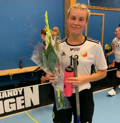 Matchens lirare med vackra blommor från vår samarbetspartner Blomsterriket Tuve Torg: Backadalens nr 91 Moa Westerdahl och Guldhedens nr 18 Matilda Eriksson
