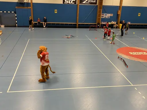 Idag på Lejonskolan hade vi finbesök av vårat Lejon. Ett mycket uppskattat inslag. Dock tyckte barnen att han inte va så bra på innebandy då han höll klubban med en hand. 