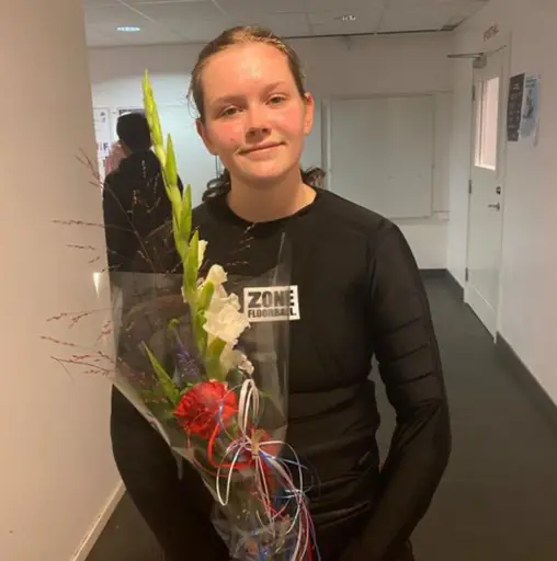 Matchens lirare med vackra blommor från vår samarbetspartner Blomsterriket Tuve Torg: Backadalens nr 91 Moa Westerdahl och Guldhedens nr 18 Matilda Eriksson