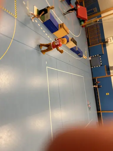 Idag på Lejonskolan hade vi finbesök av vårat Lejon. Ett mycket uppskattat inslag. Dock tyckte barnen att han inte va så bra på innebandy då han höll klubban med en hand. 