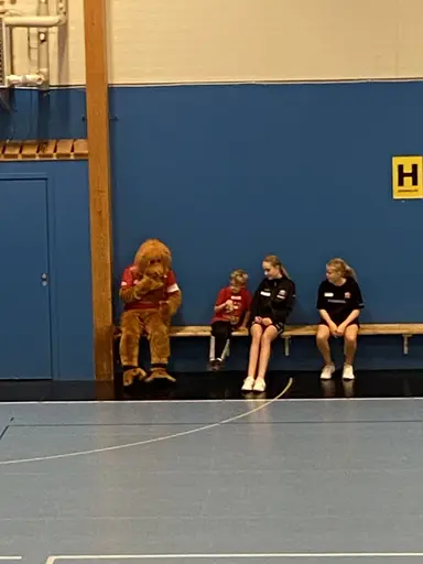 Idag på Lejonskolan hade vi finbesök av vårat Lejon. Ett mycket uppskattat inslag. Dock tyckte barnen att han inte va så bra på innebandy då han höll klubban med en hand. 