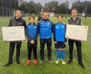 Lo Malm, Simon Emmertz från P2013 och Niklas Asplund, vår vice ordförande, tog emot gåvan för Höörs IS
