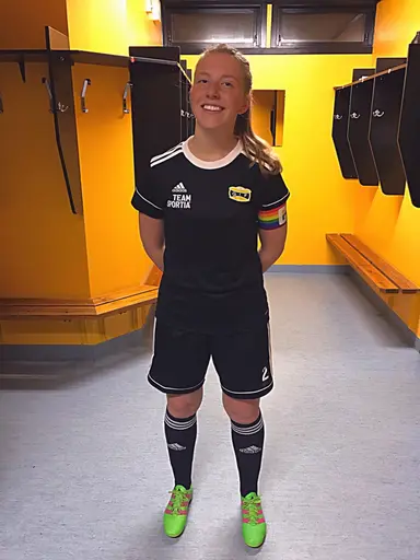 Mathilda Björk på bilden. Laget kommer att spela i denna dräkt, urläcker! C-bindeln, regnbågsfärgad för allas lika värde! 