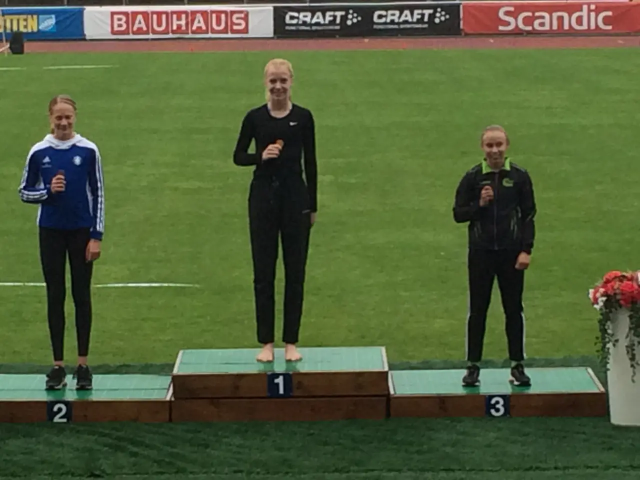 Nike på pallen tillsammans med Vallentunas Moa Granat och hemmaklubben Trollhättans Elvira Tanderud.