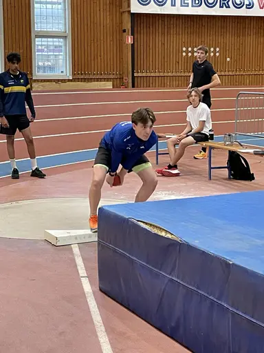 Sebbe utför tester med testledare Rogestedt och Kalle kör hinderbana Bilder: Daniel Nilsson