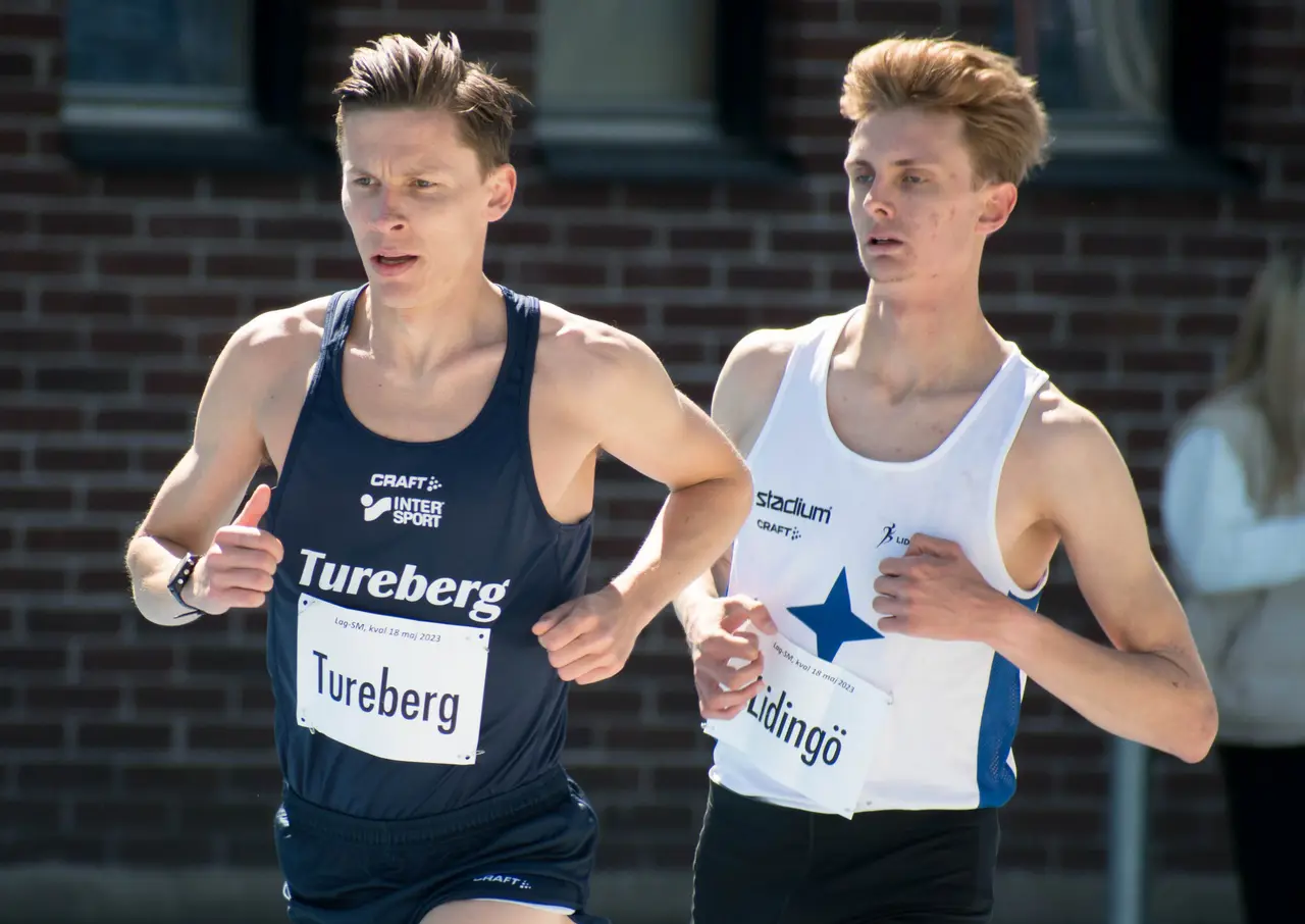 Andreas Almgren med Ludvig Johansson hack i häl från lag-SM-kvalet 2023 (foto: Janne Åkerblom)