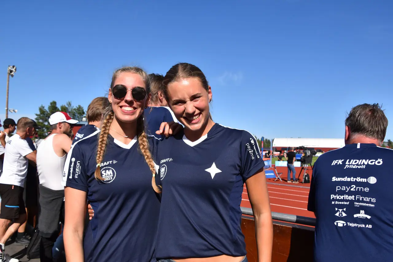 Att IFK Lidingö var på plats både syntes och hördes. Johanna Hellman och Alice Lindgren var två tongivande personer i hejarklacken. Foto: Tove Olsson