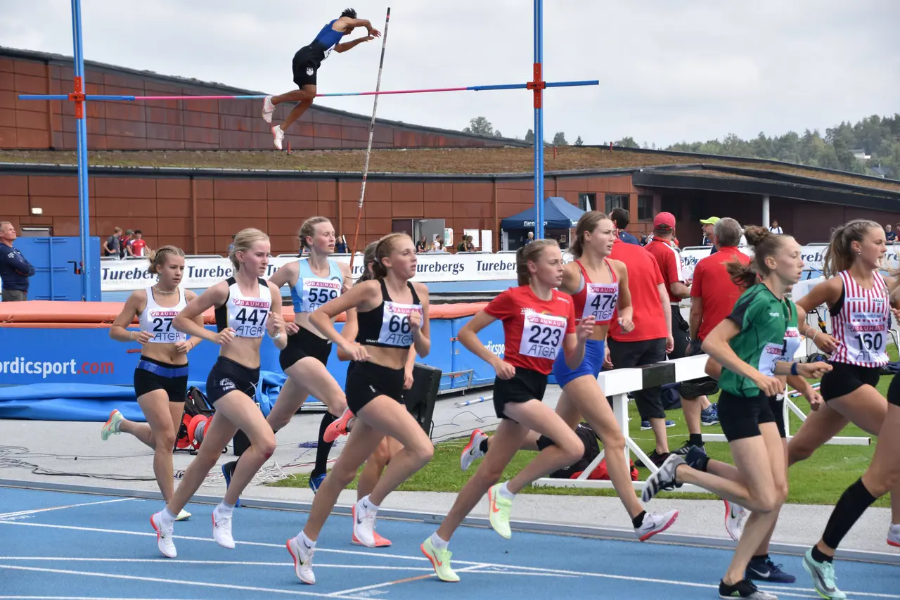 Tyra Hedin, här längst bak i fältet, satte ett nytt rejält pers på 1500m. Foto Nickestelle