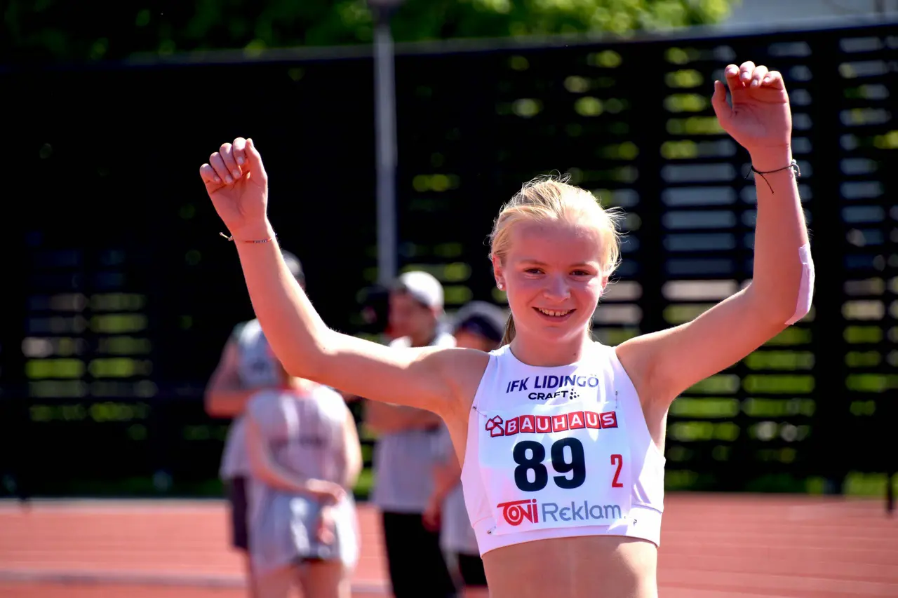 Sofia Fröberg sprang, föll, synade löparbanan, reste sig, småjoggade, sprintade, jublade och tog emot medalj. Foto: Janne Åkerblom