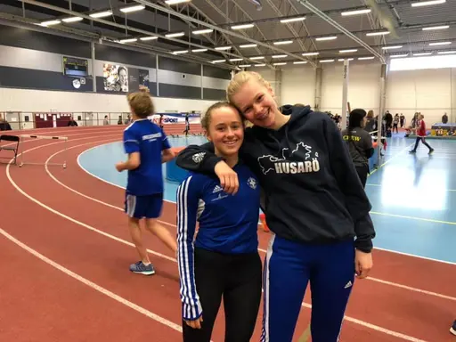 Tove och Tilda var nöjda över sina kast och lopp; fyra IFK-stafettlag kom till start på 4 x 200 m mixed PF15; här är Bodaborggänget - något matta efter avslutad kamp