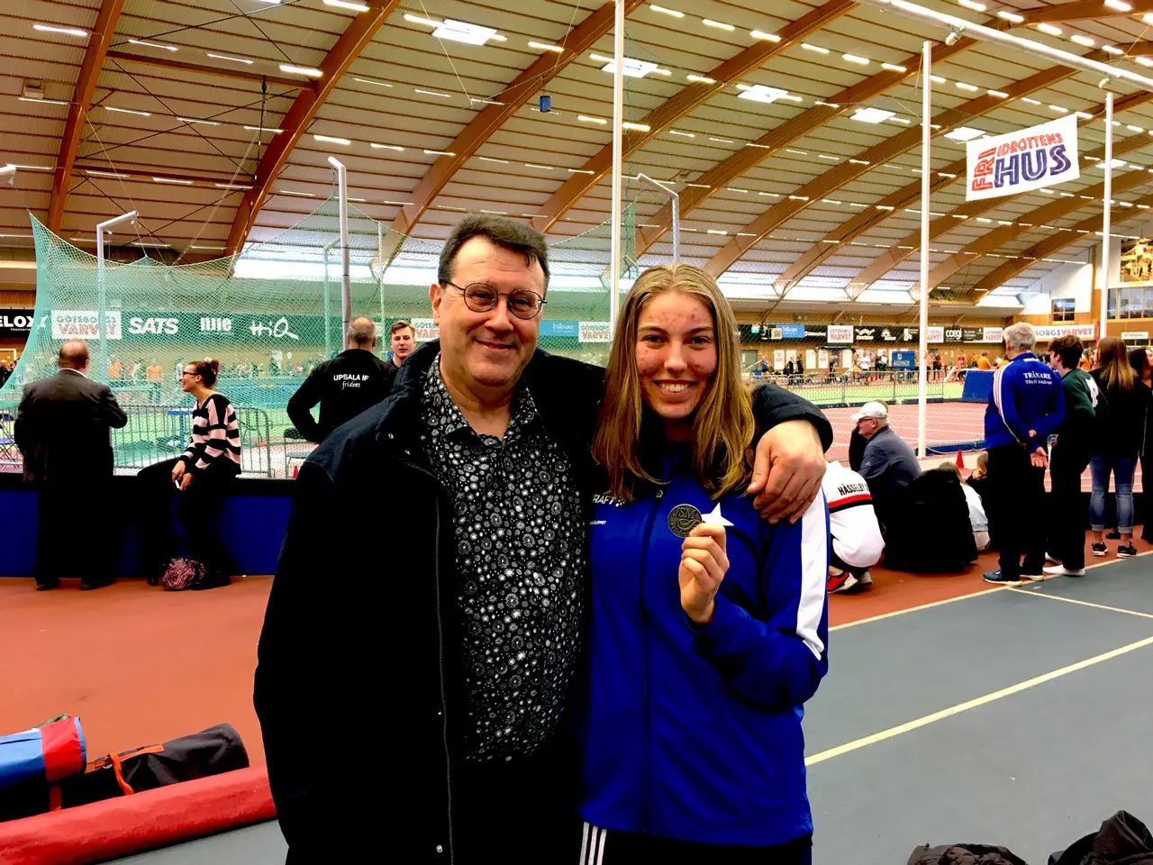 Coach Robert Eliasson var den första som grattade Johanna Hellman till silvret i stavhopp i IJSM. Foto: Robin Isaksson