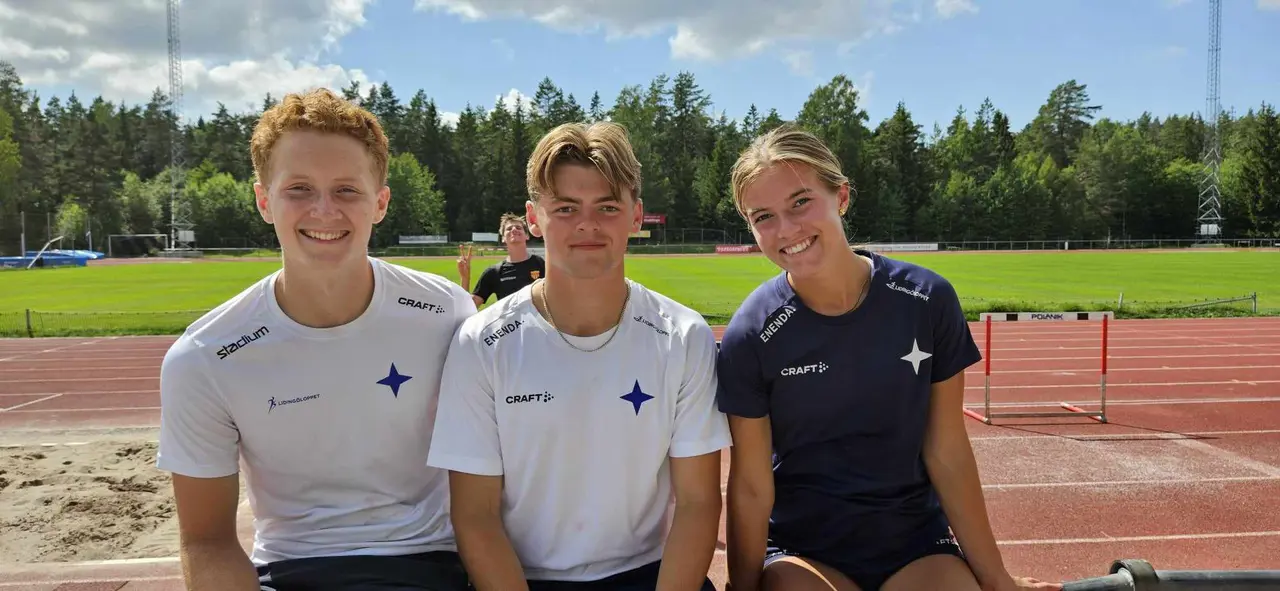 Tre av fem IFKare som tävlade i Huddinge – Anton, Victor och Matilda (plus Huddinges Joakim Hellbratt som v-tecknar i bakgrunden). Foto: Lotta Hellstrand
