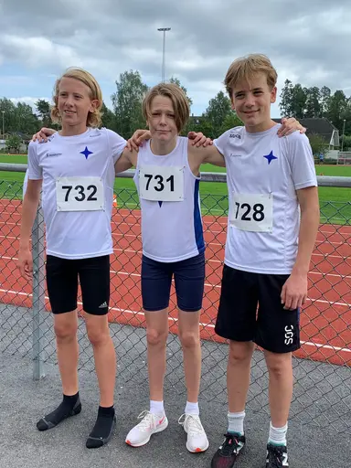 Love i diskus, Leah på 600m, Love, Stagh och Lörstad efter 1500m Bilder: P. Willén och A.Ejendal