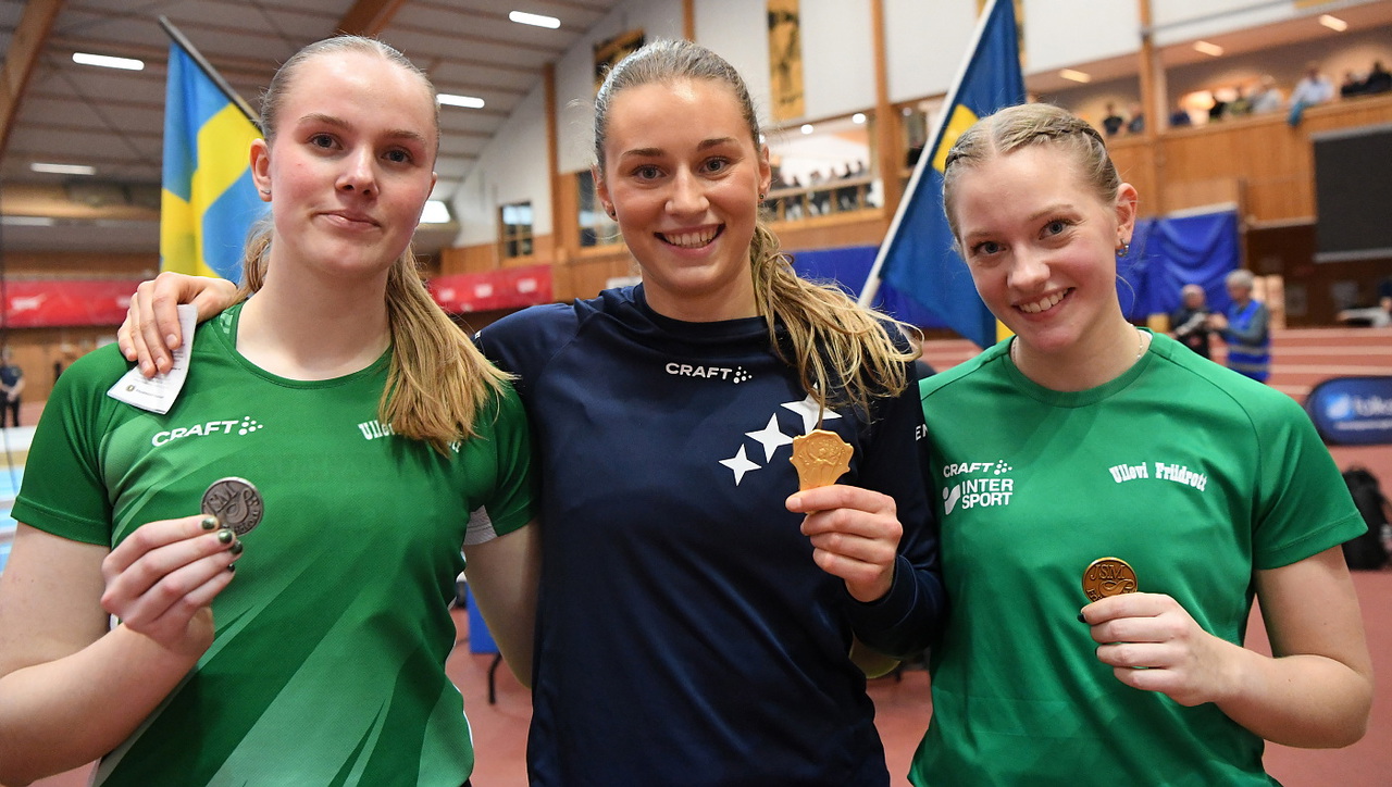 Guld-Alice omgiven av Ullevihopparna Nora Jolbäck och Sophie Säwe. Foto: DECA