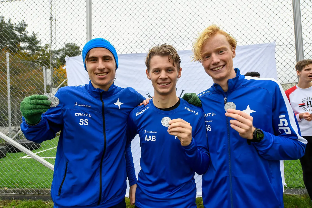 Simon, Axel och Olof tog silver i M22-klassen under Terräng-SM. Foto DECA Text & Bild
