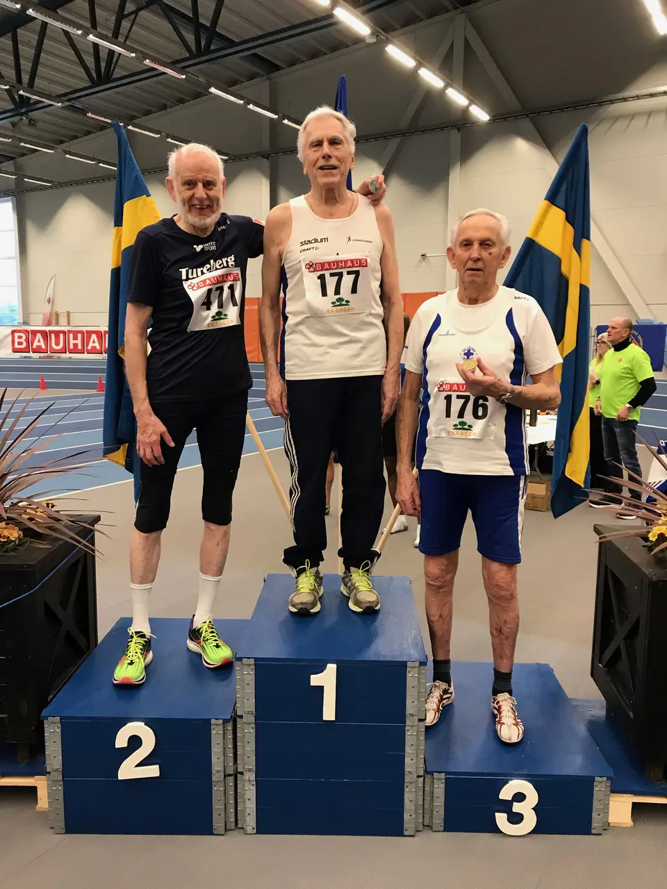 Flitiga pallbesökare, även på veteran-SM, Anthony Treacher och Ingvar Lindqvist efter de dubbla medaljerna på 60m. Foto: Gösta Blanck