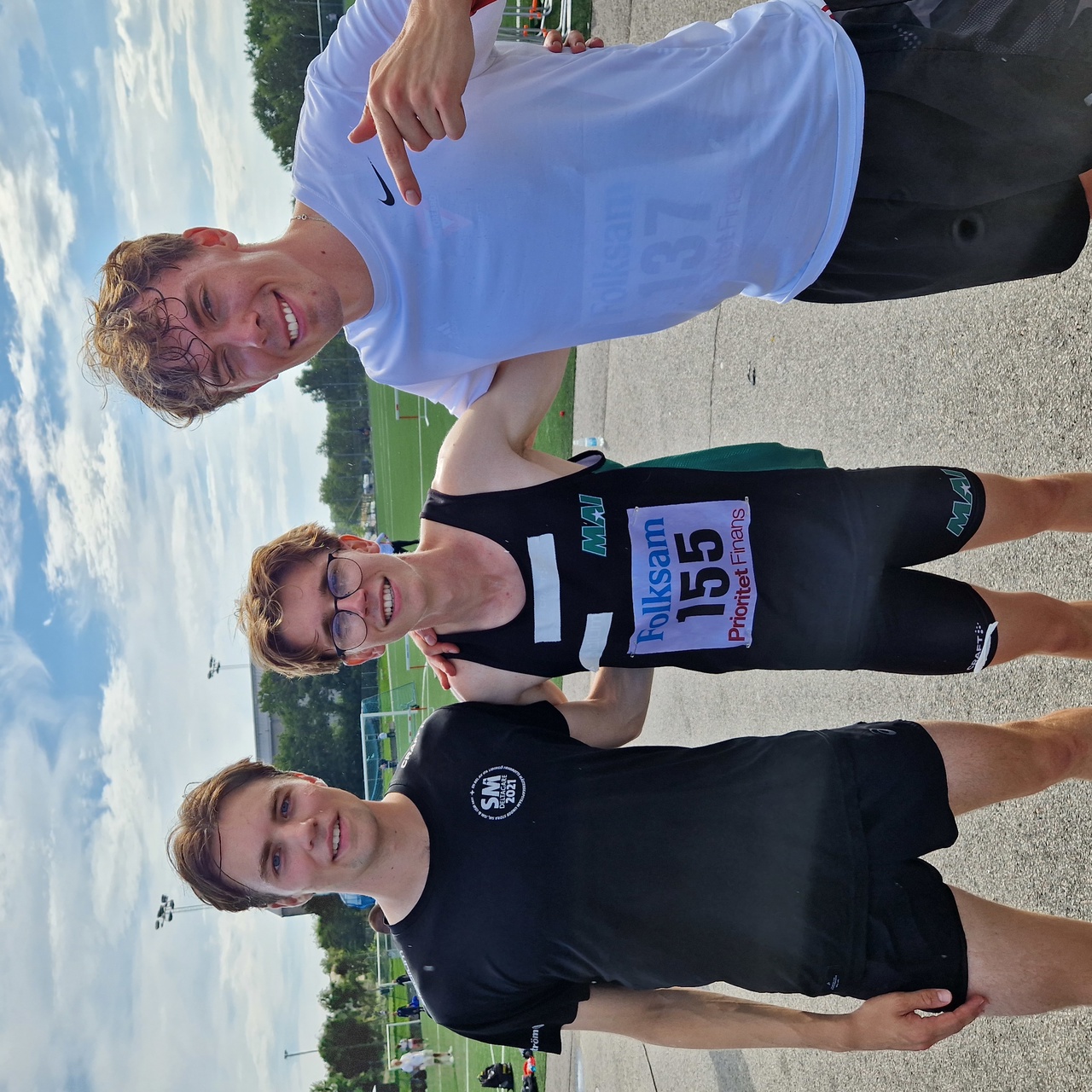 ”Team Klinth” tillsammans med träningskompisarna och 800m-specialisterna ”hemma” i Örebro, Theo Hellberg i mitten (1:50.51 i Varberg) och Henrik Franzen( 1:52.44). Foto: Curt Högberg