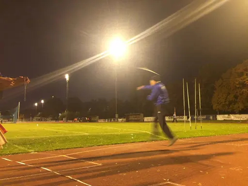 Fullt ös med spjut och diskus 